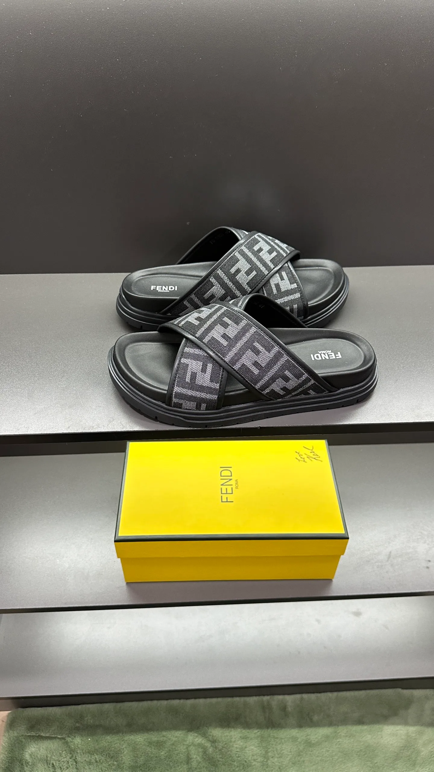 P300 [Fendi Slippers] High-end men's shoes brand, official website 1:1 latest masterpiece: original mold customization, fabrics made of imported original materials, upgraded outsole, lighter and non-slip. The market's top quality, simple yet tasteful, a must-have for fashionistas, fashionable at your feet, full of confidence, the same style at the counter 👍The season of summer slippers is here. Code: 38-45, 46 order